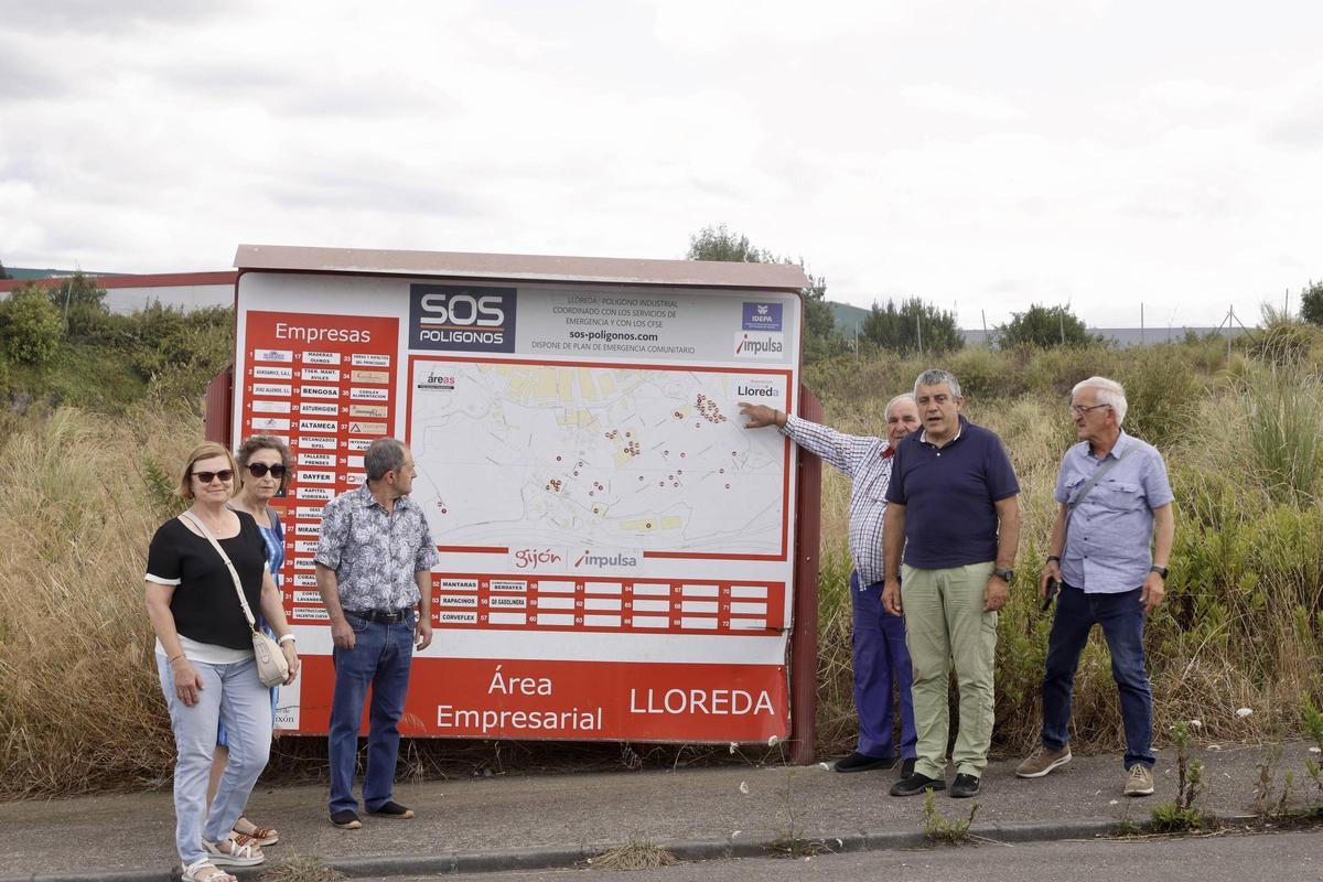 Vecinos de Lloreda, concentrados tras la autorización ambiental al primero de los parques de baterías, el año pasado.
