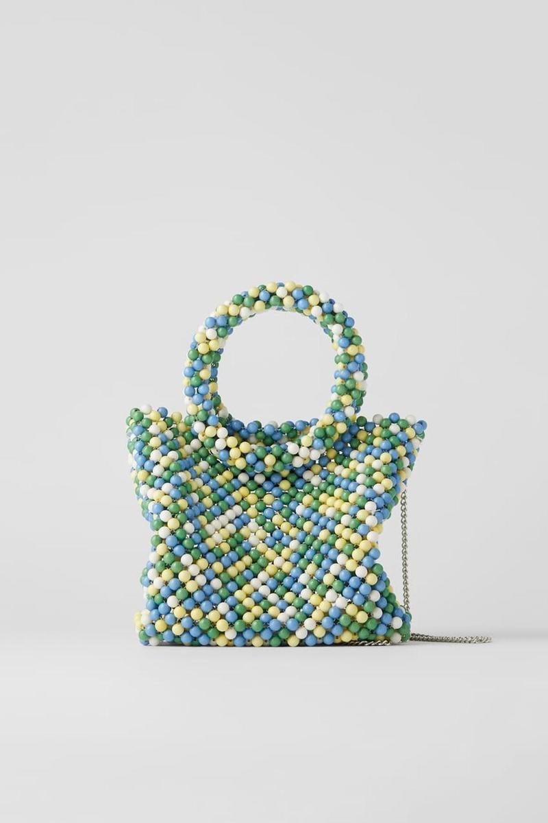 Bolso de bolitas de Zara. (Precio: 25,95 euros)