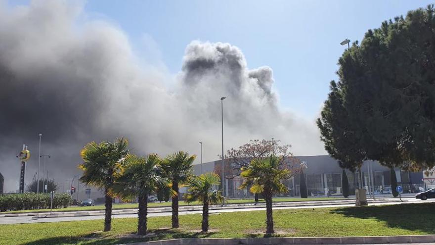 Un espectacular incendio una nave provoca una intensa columna de humo