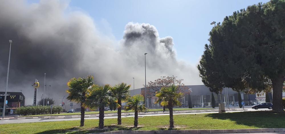 Un espectacular incendio una nave provoca una intensa columna de humo