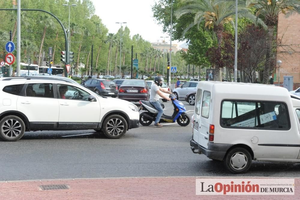 Atascos en Murcia por la protesta de los agricultores en sus tractores