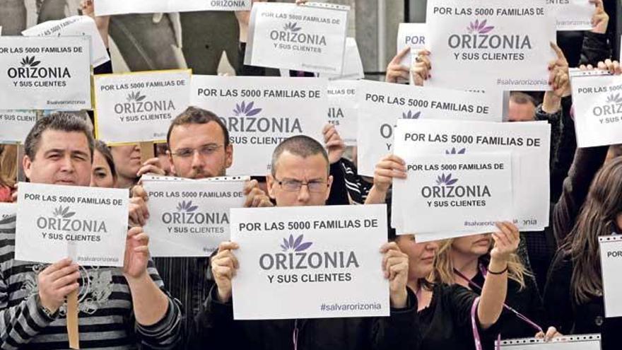 Trabajadores de Orizonia protestan por el cierre de la compañía.