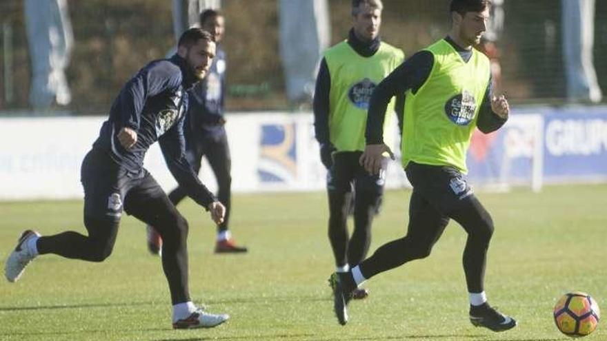 Borja Valle (a la derecha), junto a Andone en Abegondo.