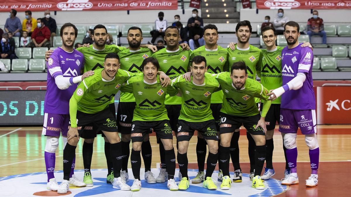 El Palma Futsal posa antes del inicio del partido en Murcia.