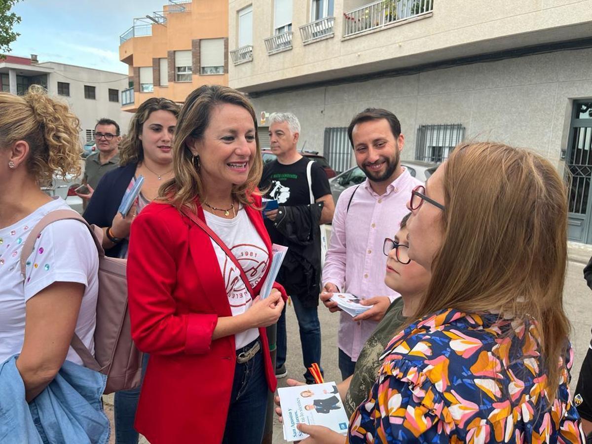 Begoña Carrasco, junto al actual concejal de Urbanismo, atiende a unos vecinos de un barrio de Castelló durante la pasada campaña electoral.