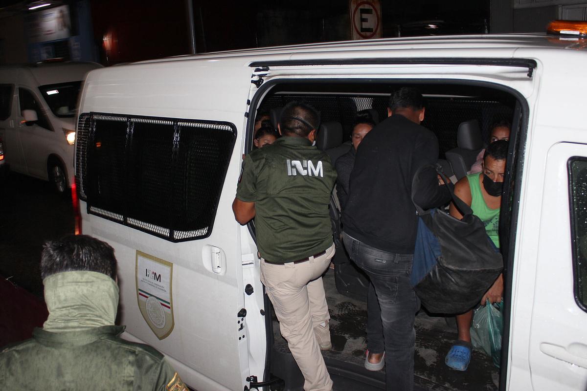 Personal del Instituto Nacional de Migración (INM) realizan un operativo en la ciudad de Tapachula, Chiapas (México)