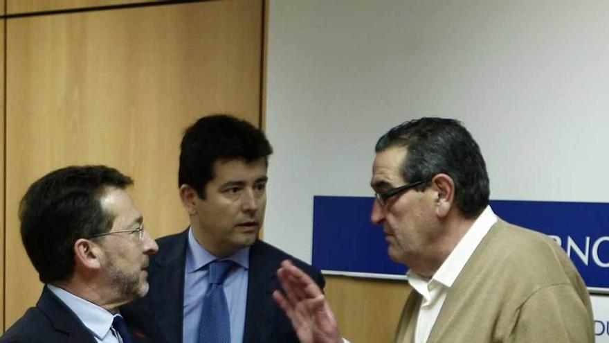 Genaro Alonso, Iván Ardura y José Antonio Rodríguez Fernández-Bron, ayer, en la sede de la Consejería de Educación.