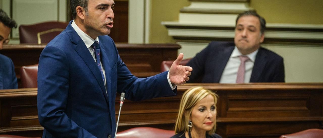 Manuel Domínguez, líder del PP en Canarias, interpela al Gobierno regional durante un pleno del Parlamento autonómico. | | ANDRÉS GUTIÉRREZ