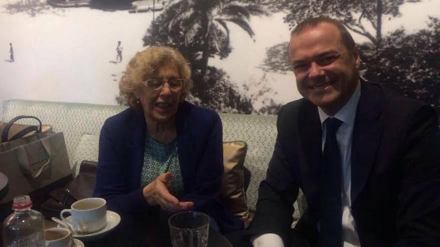 Manuela Carmena y Augusto Hidalgo en la cafetería del hotel Parque.