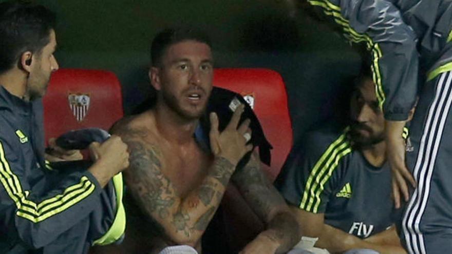 Ramos, nada más ser sustituido en Sevilla por sus molestias en el hombro.