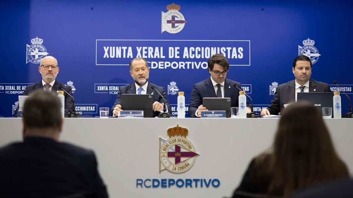 Juan Carlos Escotet, segundo por la izquierda, en la junta general de accionistas, el año pasado.
