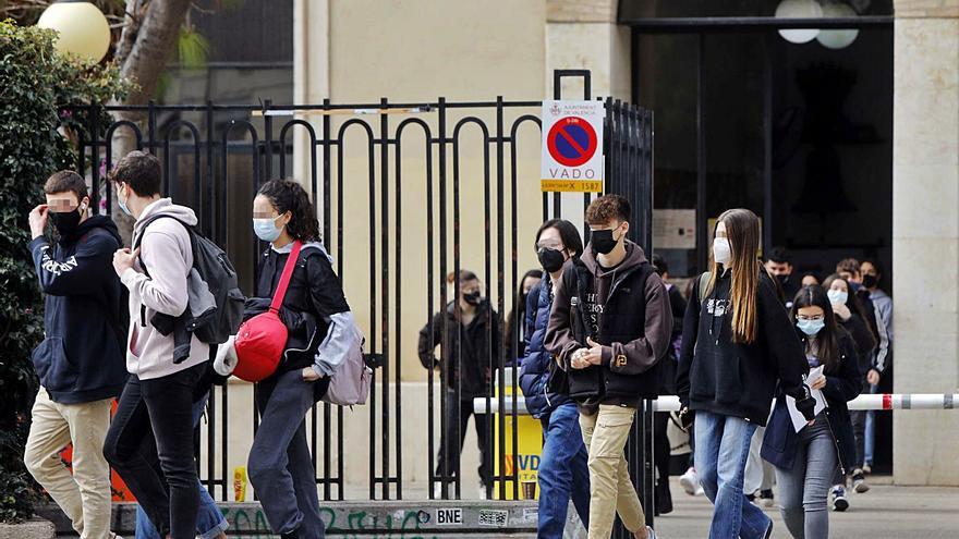 Estudiantes de
secundaria, ayer, al salir
de clase. m.á.montesinos
