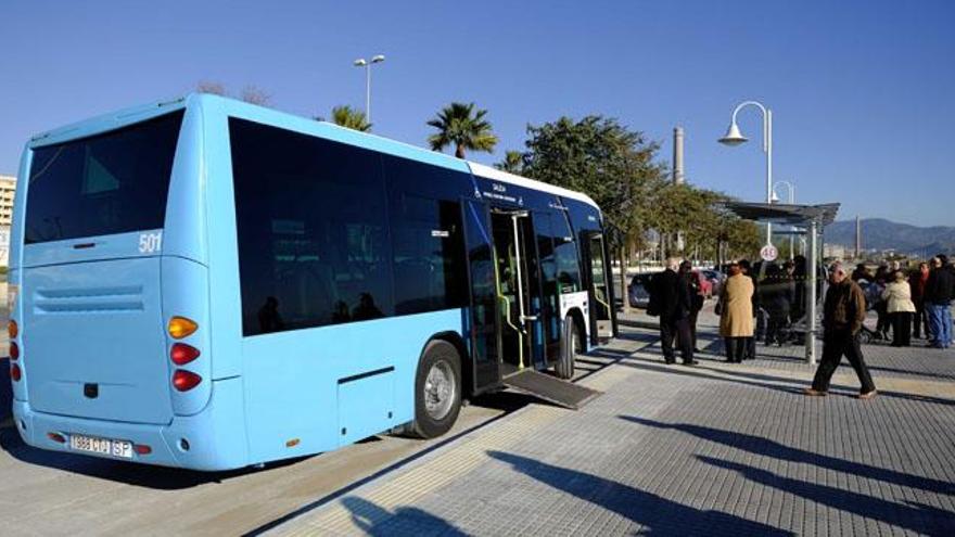 Autobús de la nueva línea 40 entre Sacaba Beach y La Malagueta.