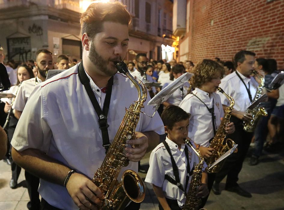 La imagen del Señor es trasladada en unas andas acompañado de la Banda de Zamarrilla, de cara a la procesión extraordinaria de este sábado