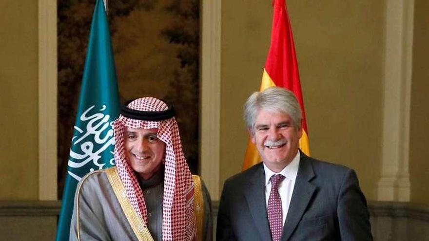 El ministro de Exteriores saudí, con su homólogo español.