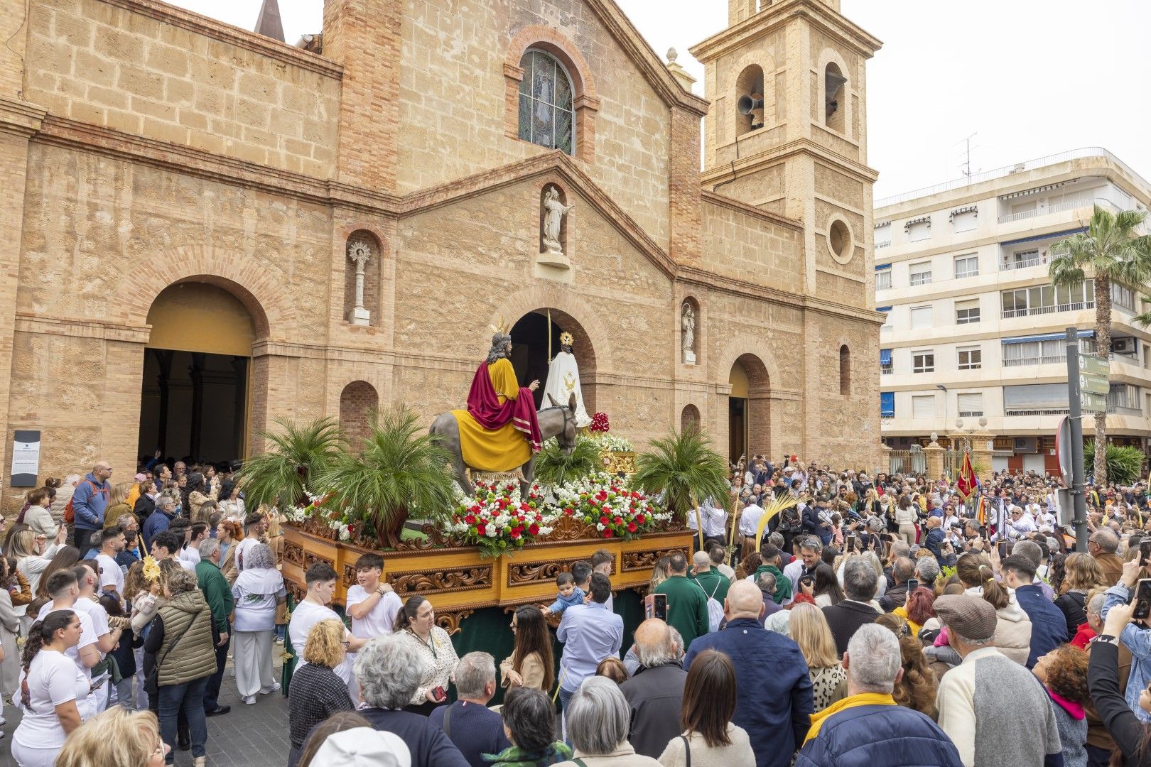 Bendición y procesión de Las Palmas en Torrevieja de Domingo de Ramos en la Semana Santa 2024