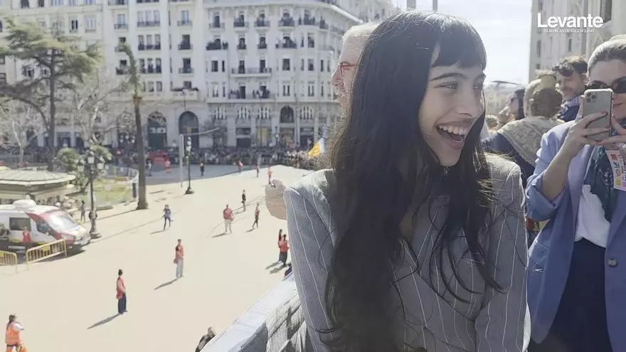 Melani se emociona escuchando su nueva canción en el Balcón de las Fallas de València