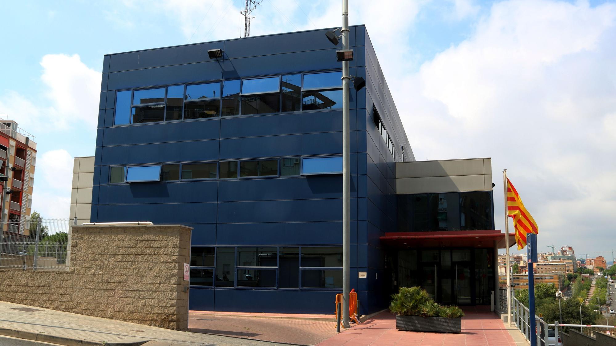 Exterior de la comisaria de los Mossos d'Esquadra en l'Hospitalet de Llobregat.