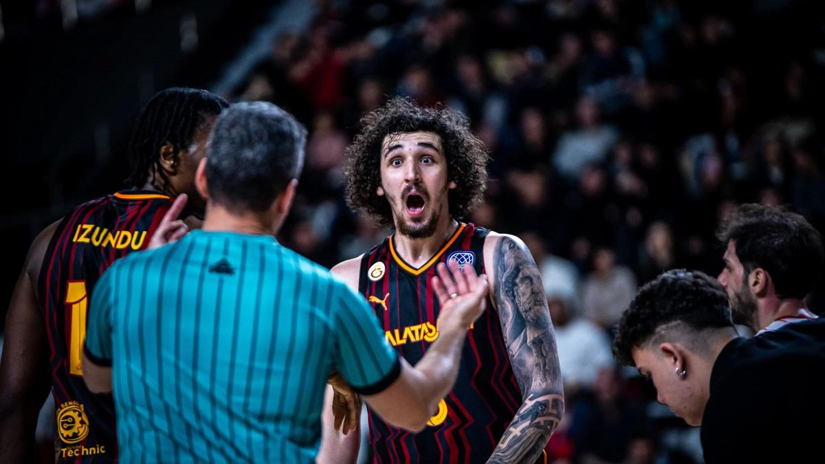Kabaca reacciona a una decisión arbitral durante un partido con el Galatasaray.