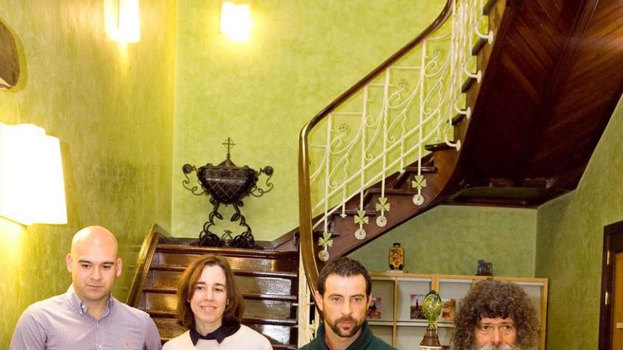 Jesús Martínez Salvador, Laura Arias, Diego Agüera y Xosé Martínez, ayer, en la Casa de la Palmera.
