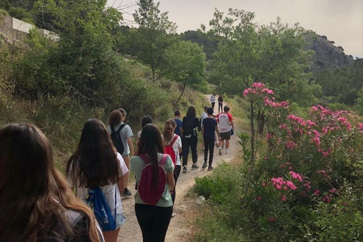 Los jóvenes de la Fundación durante una de sus rutas