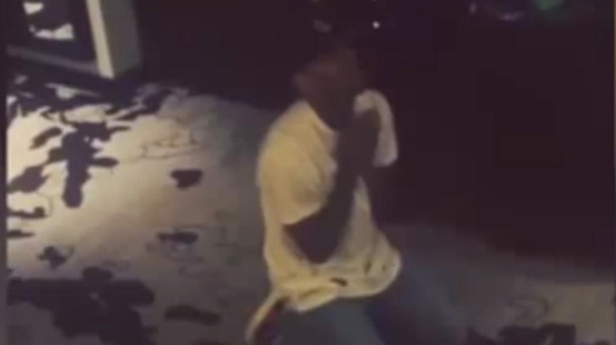 El cantant nord-americà Chris Brown demana de genolls al president Obama que el tregui de les Filipines en un vídeo que va penjar a Instagram i que va acabar retirant.