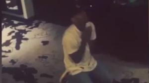 El cantant nord-americà Chris Brown demana de genolls al president Obama que el tregui de les Filipines en un vídeo que va penjar a Instagram i que va acabar retirant.