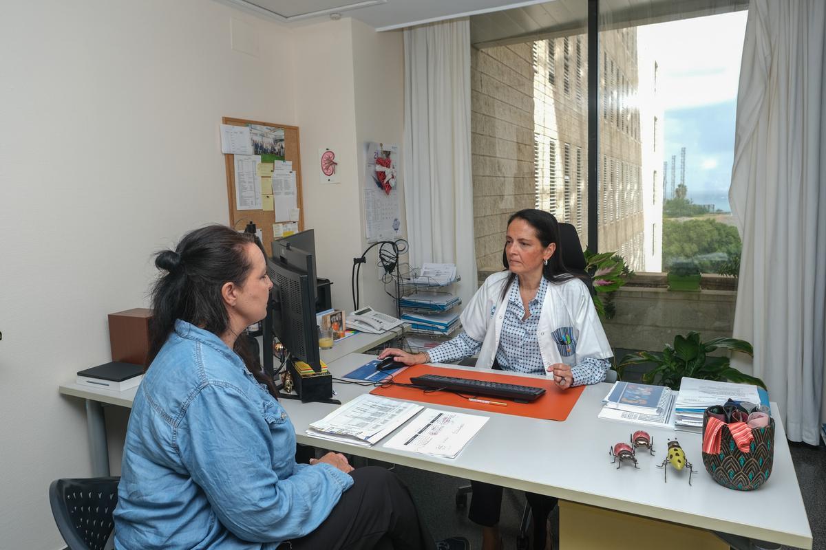 Hanne Haavaldsen, durante una consulta con la doctora Patricia Pérez.