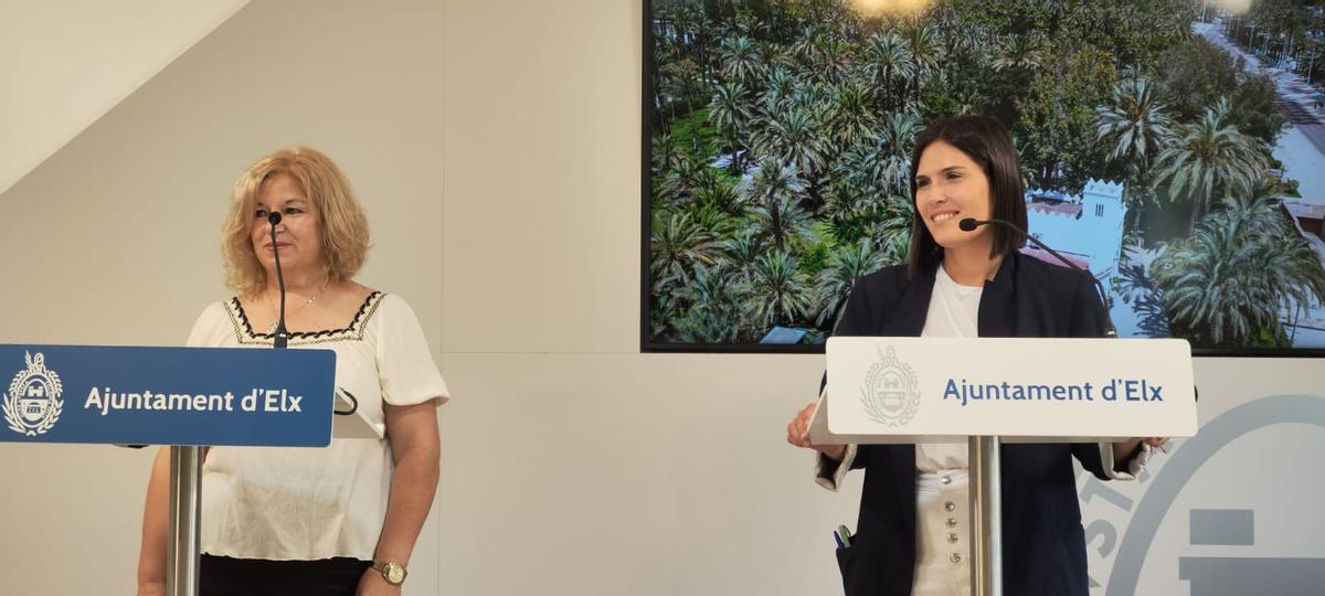 La edil María Bonmatí con la presidenta de Integra-T, Mari Carmen Muñoz, durante la presentación este viernes del concierto benéfico