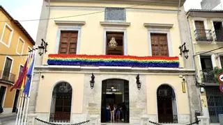 El multipremiado diseñador José Perea viste de tul el ayuntamiento de Cullera para reivindicar el Orgullo