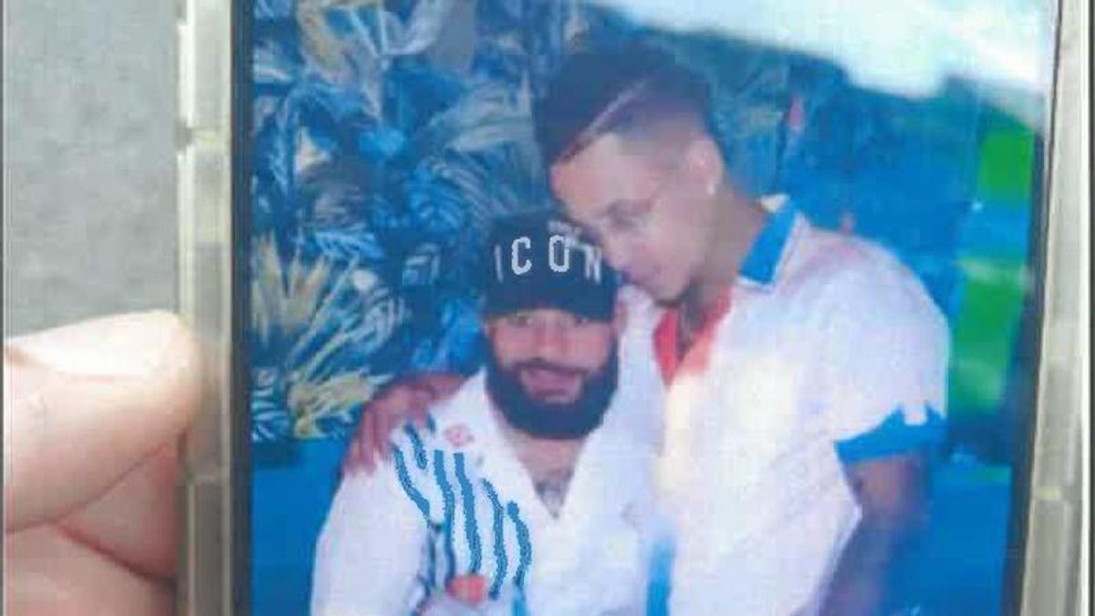 José Antonio Durán y Aurys Castillo, en una foto que mandó "El Panameño" a su novia para que estuviese en guardia.