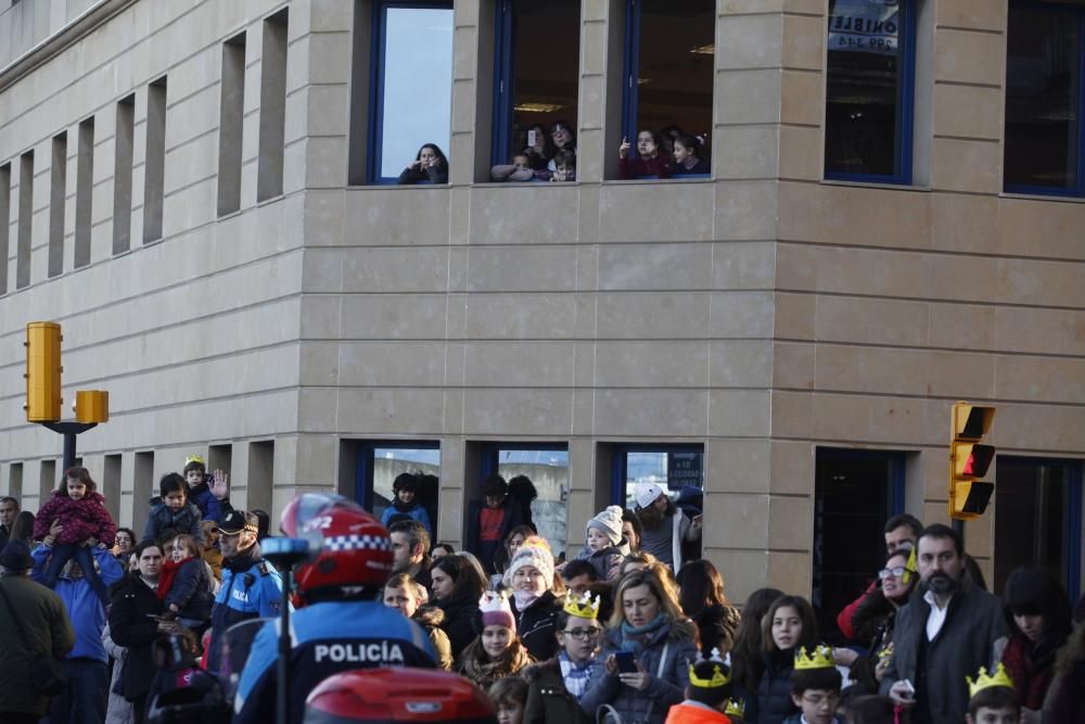 Una multitud recibe a los Reyes Magos en Gijón.