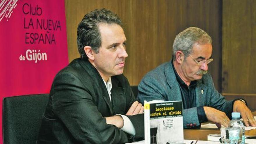 Carlos Lomas y Chema Castiello, en la presentación del libro.