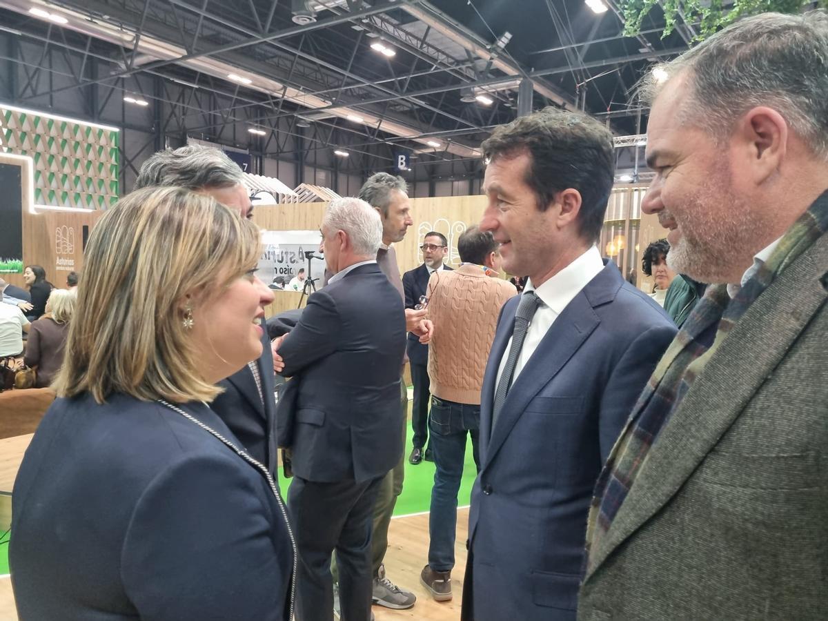 Gimena Llamedo, Ángel Escribano y Carlos Paniceres, en el stand de Asturias en Fitur