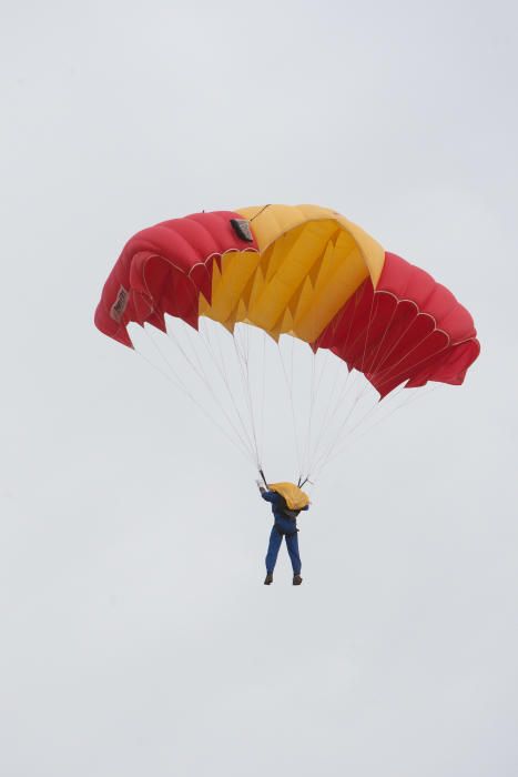 Exhibición de la Patrulla Acrobática Paracaidista