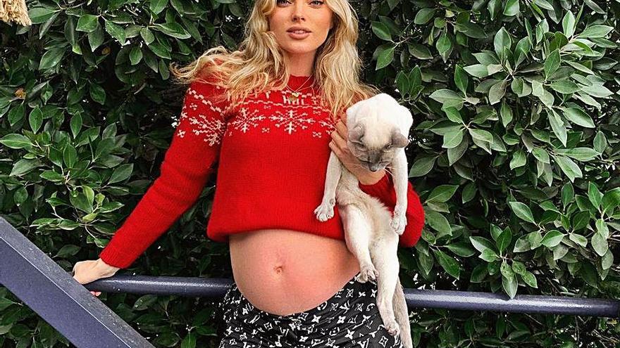 La modelo Elsa Hosk posa junto a uno de sus gatos. |   // INSTAGRAM