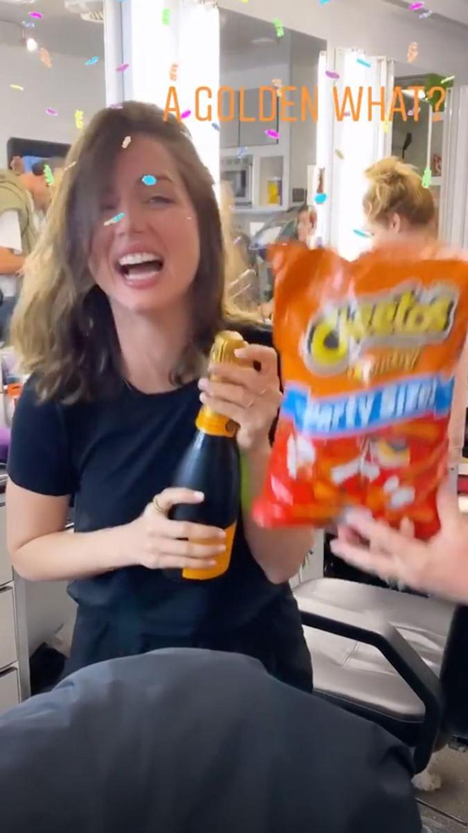 Ana de Armas celebra su nominación a los Globos de Oro con Cheetos y champán