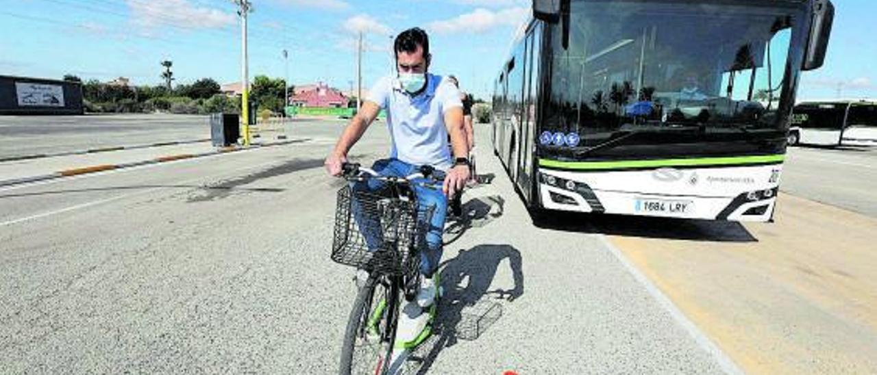 Conductores del autobús urbano se pusieron en la piel de ciclistas e invidentes. | ANTONIO AMORÓS