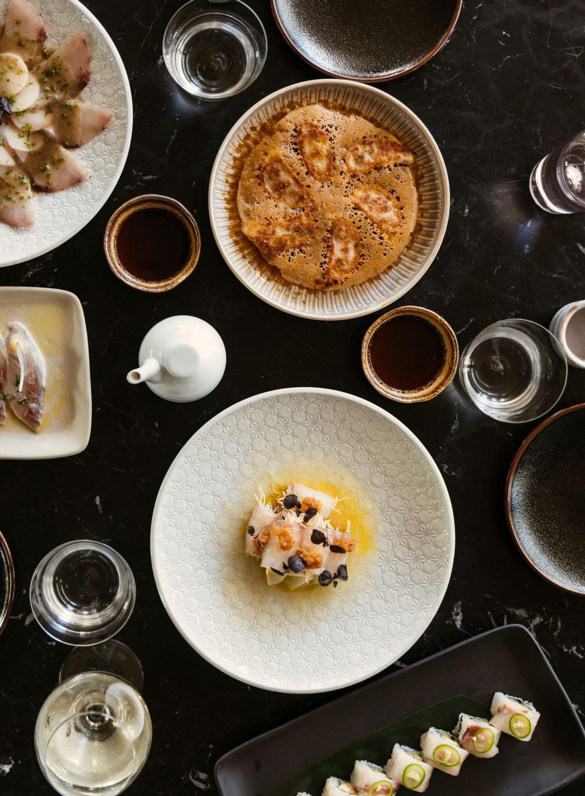 Menu de Niko: doble roll, crispy pork gyoza, Hamachi carpaccio, seabass sashimi y red snapper carpaccio. | LUANA FAILLA