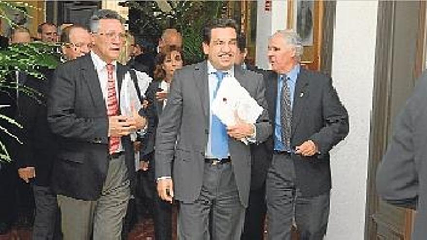 Martínez accede al salón de plenos con los diputados del PP.