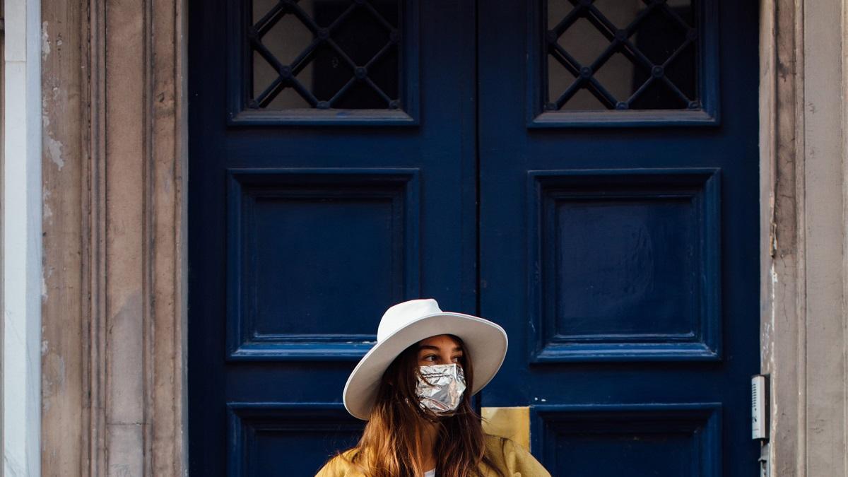Las botas blancas engomadas que todas llevan en Instagram, vistas en un look del 'street style' de París