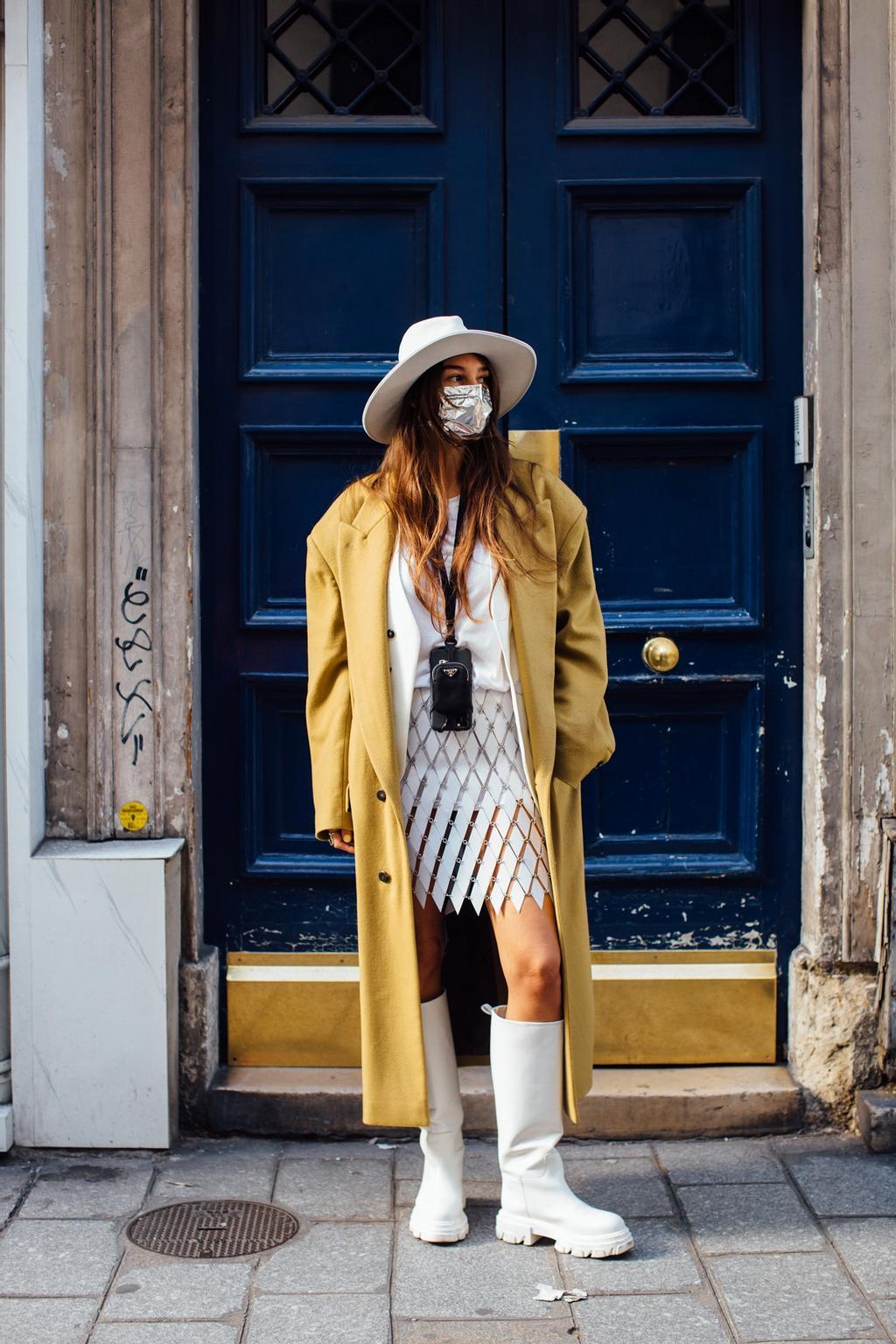 Las botas blancas engomadas que todas llevan en Instagram, vistas en un look del 'street style' de París