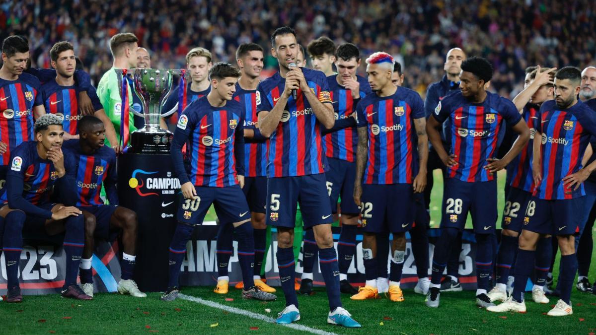 Sergio Busquets, durante la celebración por el título de Liga posterior al choque ante la Real Sociedad