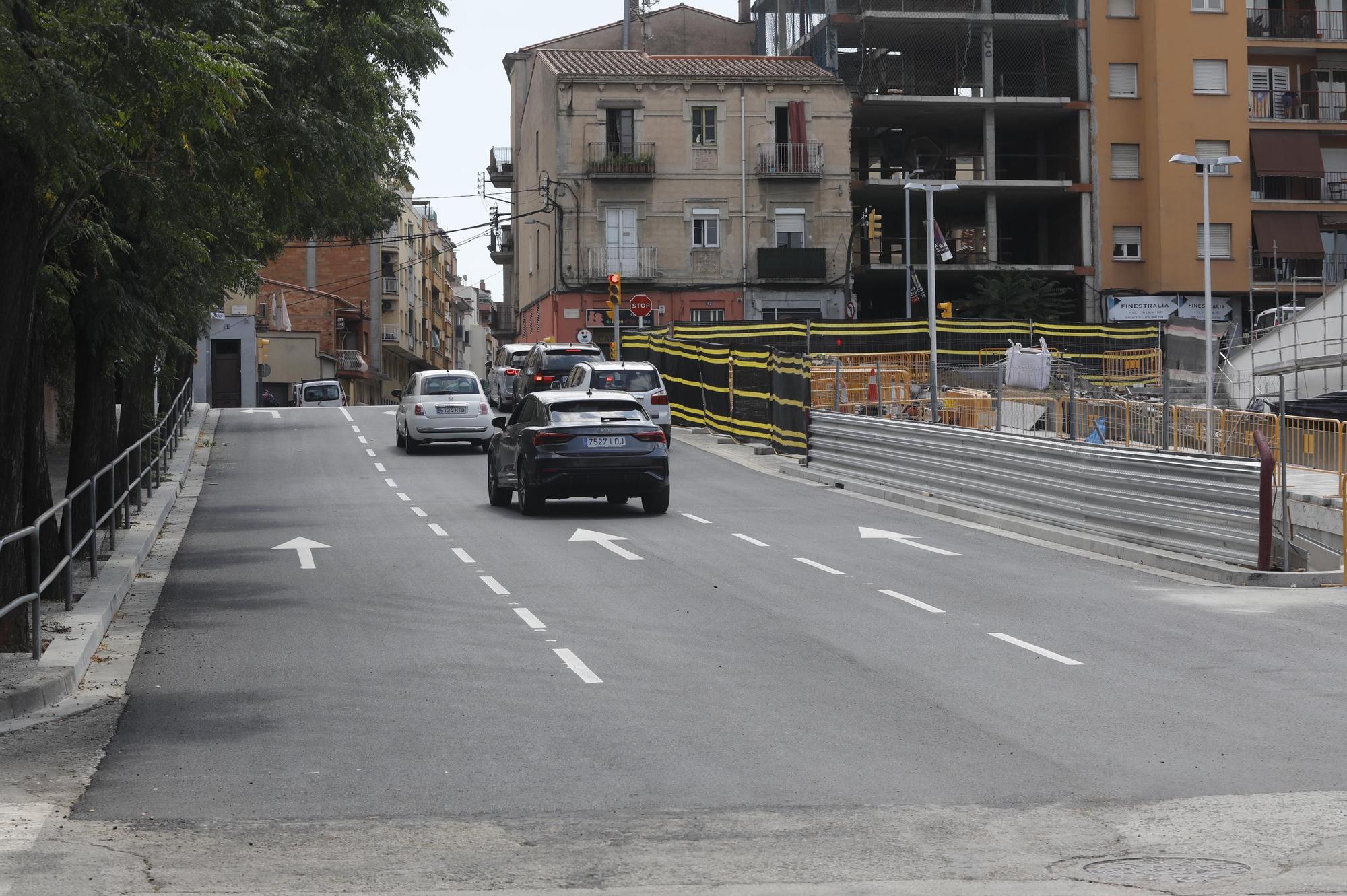 Reobren al trànsit el lateral de la plaça Salvador Dalí