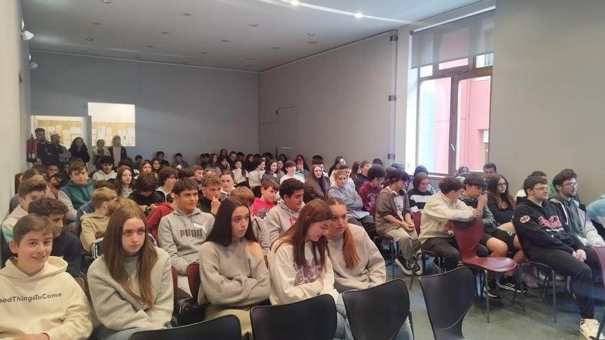 Ramón Rodríguez desvela en Arriondas algunos de los &quot;tesoros&quot; de la Biblioteca de la Universidad de Oviedo