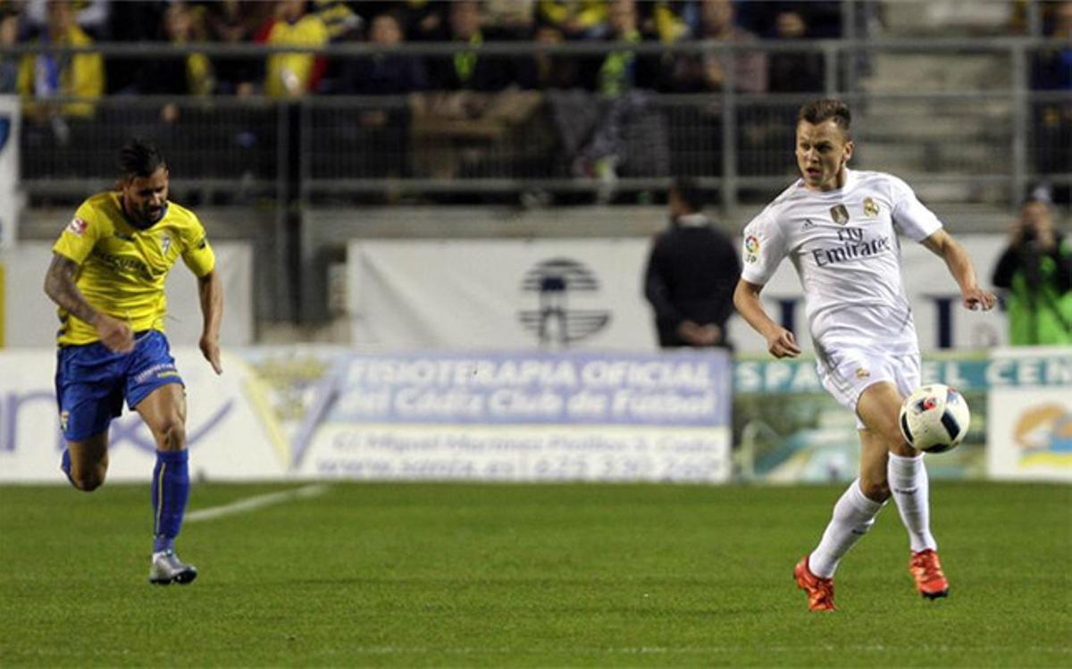 Cheryshev se escapa de un jugador del Cádiz