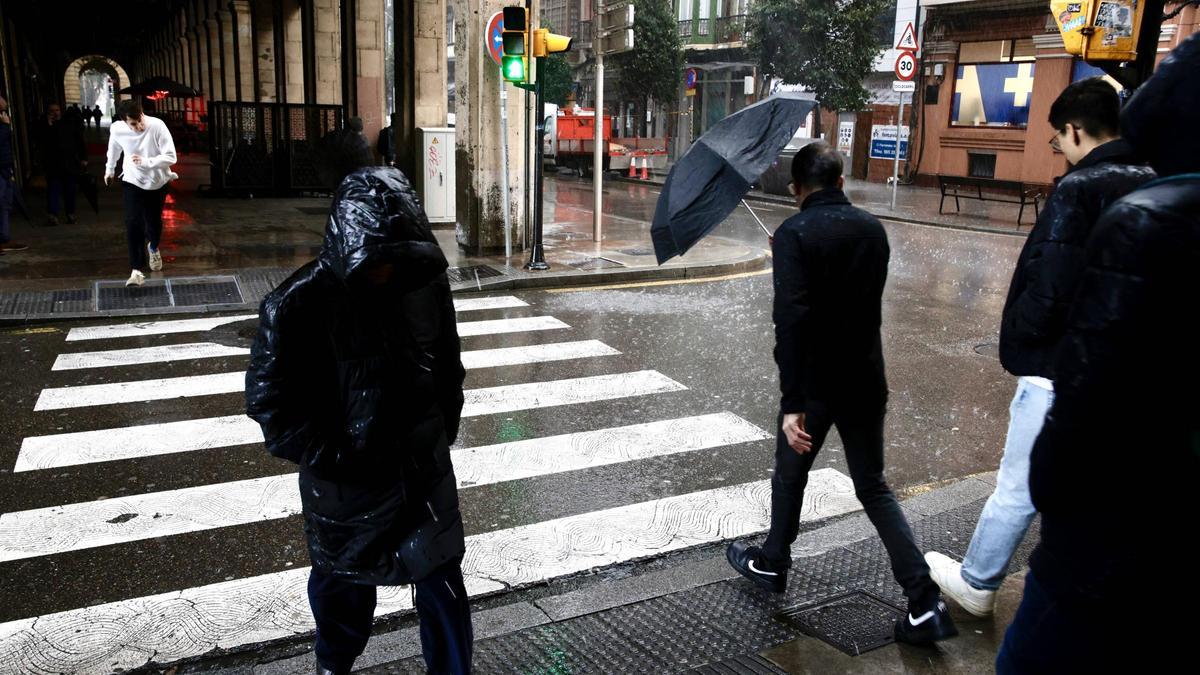 El temporal azota Gijón con lluvia, viento y el cierre por seguridad del parque de Isabel la Católica