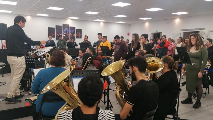 Los músicos de la banda tocan ante el público en su sede.