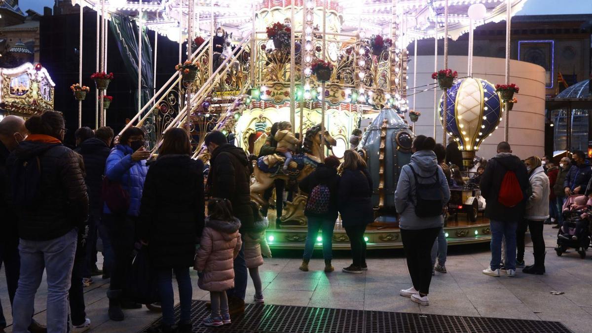 La plaza del Pilar es una cita obligada para las familias en navidad. | ANDREEEA VORNICU