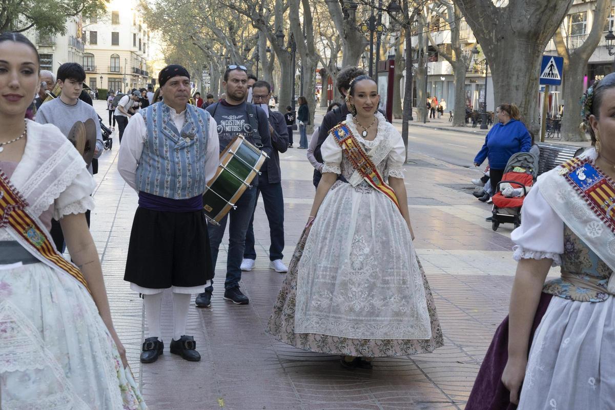 Marta Díaz, Fallera Major de Xàtiva 2026, junto al presidente de la JLF en el Recorregut.